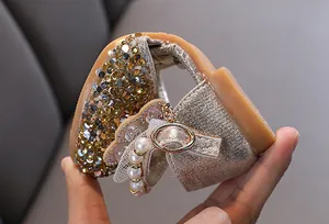 Detailansicht der Flexibilität funkelnder goldener Pailletten-Prinzessinnenschuhe für Mädchen