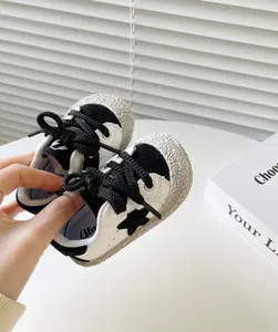 Detailansicht der schwarz-weißen Baby-Sneaker mit weicher Sohle und Sternmuster