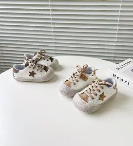 Schicke Kleinkinderschuhe in Weiß und Braun mit Sternen-Patch und weicher Sohle