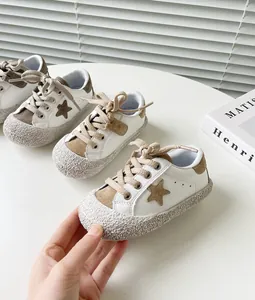 Detailansicht stilvoller Lauflernschuhe für Kleinkinder mit weichen Sohlen und Sternmuster