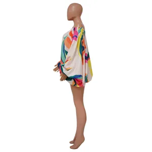 Vista lateral detallada de vestido corto estampado con hombros descubiertos y mangas de murciélago
