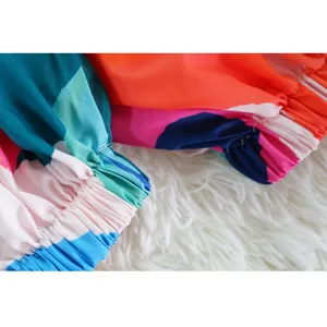 Primer plano del puño elástico de un vestido con estampado abstracto vibrante.