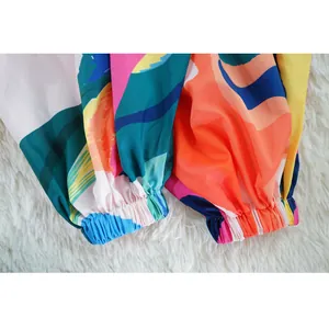 Primer plano de los puños elásticos en un vestido con estampado floral abstracto