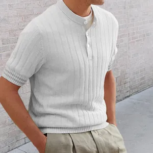 Detailansicht eines weiß gerippten Strick-Poloshirts für Herren mit Knopfleiste