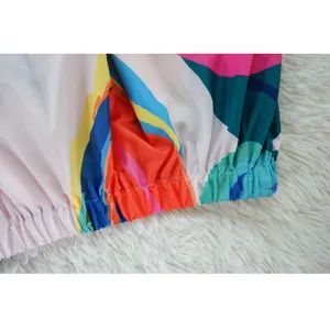 Vista detallada del dobladillo elástico en este vestido con estampado floral abstracto