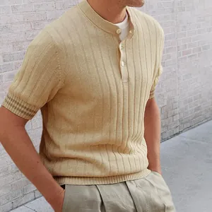 Detail eines beige gerippten Strick-Poloshirts mit geknöpftem Henley-Ausschnitt und Struktur.