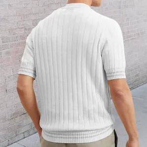Detaillierte Rückansicht eines weißen, schmal geschnittenen Herren-Strick-Poloshirts mit Streifen