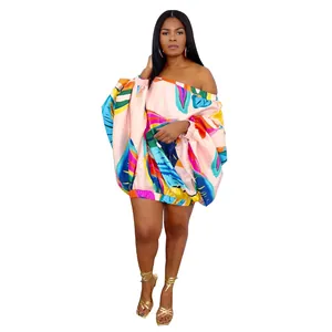 Vestido corto con hombros descubiertos y estampado abstracto de mangas murciélago.