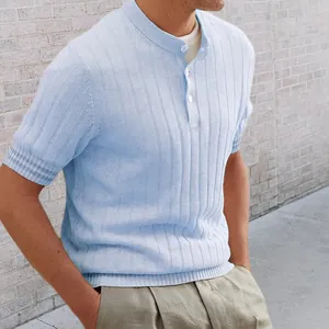 Detail eines hellblauen kurzärmeligen Strick-Henley-Shirts mit vertikaler Rippenstruktur