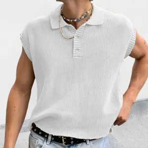 Détail du polo sans manches en tricot blanc pour hommes avec texture côtelée fine