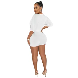 Rückansicht eines stilvollen weißen Kurzarm-Jumpsuits mit elastischer Taille und Passform.