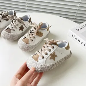 Lässige atmungsaktive Kleinkind-Sneaker mit weicher Sohle und stilvollem khakifarbenem Stern