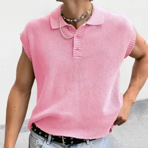 Vue détaillée du polo sans manches en tricot rose pour hommes montrant la texture côtelée.