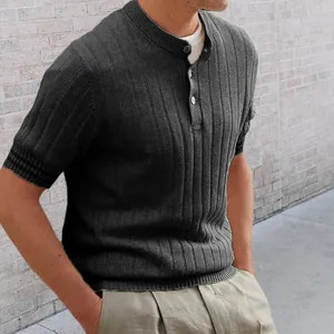 Detail des dunkelgrauen Strick-Poloshirts für Herren mit Rippenmuster und Henley-Ausschnitt
