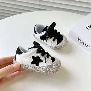 Atmungsaktive Lauflernschuhe für Babys mit weicher Sohle und modischem Sternenmuster.
