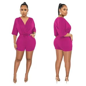 Fuchsiafarbener Jumpsuit mit V-Ausschnitt und Taillierung in Vorder- und Rückansicht