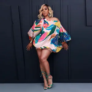 Vestido corto floral con hombros descubiertos, mangas murciélago y estampado vivo