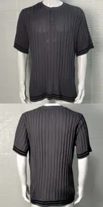 Vorder- und Rückansicht eines anthrazitgrauen kurzärmeligen Henley-Strick-Poloshirts