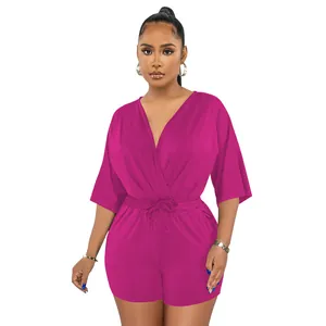 Frontansicht eines leuchtend fuchsiafarbenen V-Ausschnitt-Playsuits mit Kordelzug