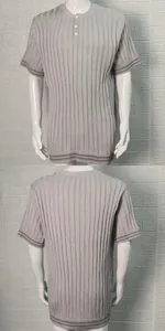 Vorder- und Rückansicht eines hellgrauen gestrickten Herren-Henley-Shirts mit Rippen