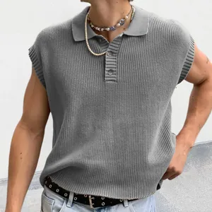 Gros plan sur un polo sans manches gris pour hommes avec un design en maille côtelée