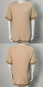 Vorder- und Rückansicht eines Herren-Strick-Kurzarmshirts mit gestreiftem Saum-Besatz.