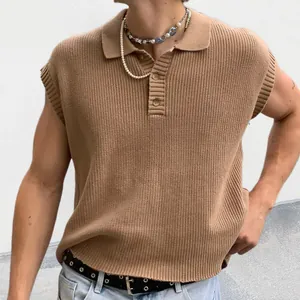Vue détaillée d'un polo sans manches en maille côtelée beige porté par un modèle