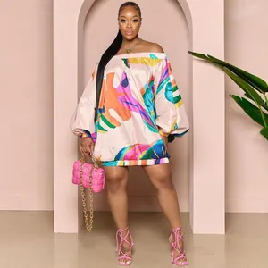 Impresionante vestido corto floral con hombros descubiertos, mangas murciélago y estampados