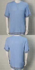 Vorder- und Rückseite eines blau gestreiften Strick-Poloshirts mit Rippenmuster