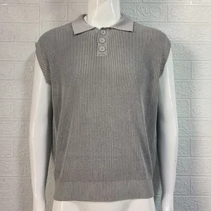 Gros plan du polo sans manches en tricot gris texturé pour hommes avec col