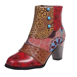 Detailansicht der Retro-Stiefelette mit buntem Patchwork-Muster und dekorativen Knöpfen