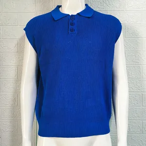 Polo en maille sans manches bleu uni pour homme présenté sur un mannequin blanc de qualité