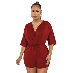 Eleganter weinroter Kurzoverall mit V-Ausschnitt und Kordelzug an der elastischen Taille.