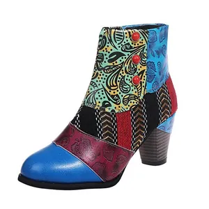 Detailansicht von böhmischen Patchwork-Stiefeletten mit roten Knöpfen und Absatz