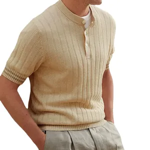 Eng anliegendes Herren-Poloshirt aus Strick mit Rippenstruktur und Kurzarm in Beige