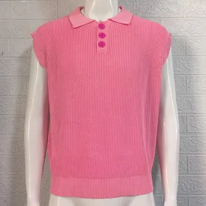 Vue détaillée de face d'un gilet polo en tricot sans manches rose pour hommes