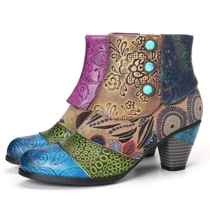 Detailansicht der bunten Retro-Stiefeletten im Patchwork-Design mit Türkis-Akzenten