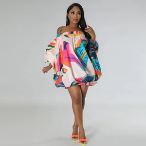 Vestido corto estampado tropical con hombros descubiertos, bajo abullonado y manga murciélago