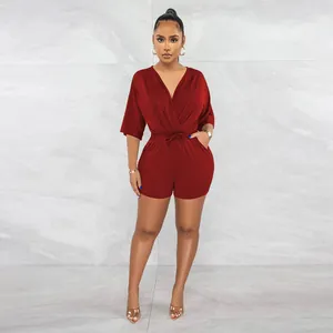 Eleganter tiefroter V-Ausschnitt-Einteiler mit Kordelzug an der Taille für einen schicken Look