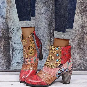 Retro-Stiefeletten mit buntem Patchwork-Muster, kombiniert mit Jeans und Blockabsatz