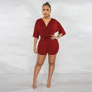 Stilvoller weinroter V-Ausschnitt Jumpsuit mit Kordelzug in der Taille und kurzen Ärmeln