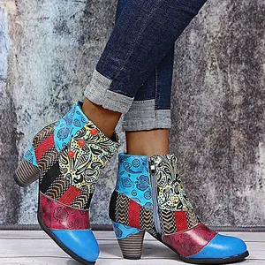 Detailansicht des farbenfrohen Retro-Patchwork-Musters auf stylischen Leder-Stiefeletten
