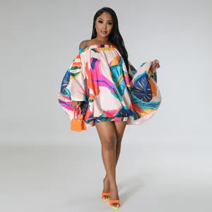 Mini vestido con estampado floral y hombros descubiertos, mangas murciélago y silueta globo