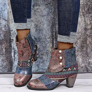 Detailansicht der bunten Vintage-Stiefeletten mit Blumenmuster und Perlenverzierung