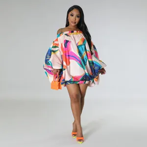 Elegante minivestido floral con hombros descubiertos y voluminosas mangas de murciélago