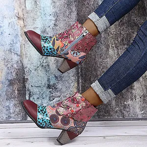 Detailansicht bunter Vintage-Patchwork-Stiefeletten mit stilvollen, strukturierten Blockabsätzen