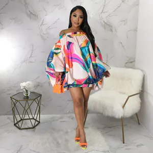 Vestido corto con estampado tropical hombros descubiertos y mangas de murciélago.