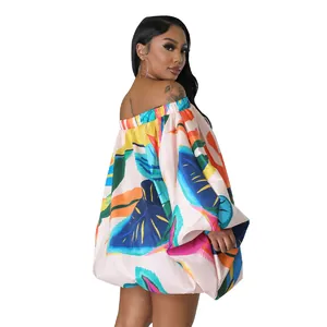 Vista detallada de un mini vestido con hombros descubiertos, estampado tropical y mangas murciélago