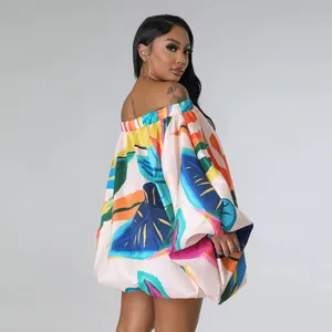 Vista trasera de mini vestido con estampado de hojas, hombros descubiertos y mangas murciélago