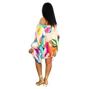 Vista trasera de vestido con hombros descubiertos, estampado de hojas y mangas murciélago